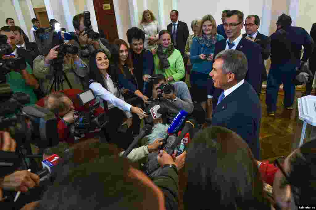 13 сентябрьдә Татарстан президенты булып сайланып вазифасында калган Рөстәм Миңнеханов журналистлар сорауларына җавап бирә.