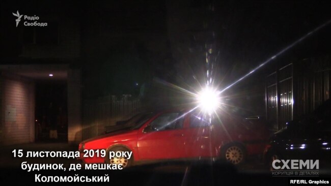 Охоронець помітив авто журналістів і почав світити у нього ліхтарем
