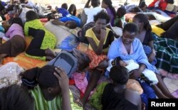 دانشجویانی که از حمله جان به در برده‌اند در پناهگاهی موقتی اسکان داده شده‌اند