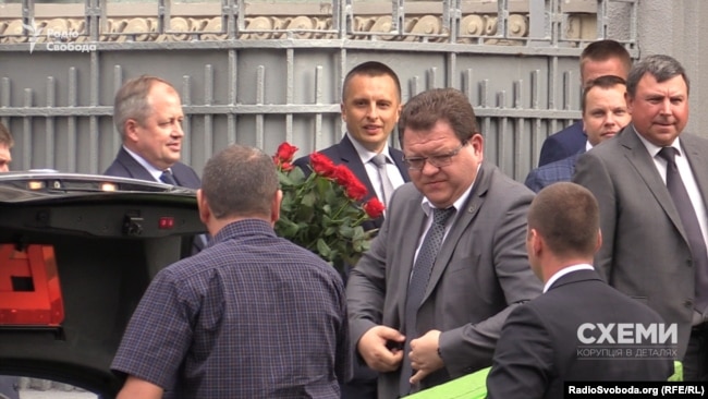 Ярослав Романюк (с розами), Богдан Львов (посередине) и Борис Гулько (крайнее дело) приехали на юбилей Валерия Гелетея