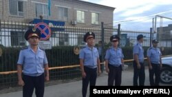 Мамандандырылған күзет қызметі взвод командирін өлтіріп кеткен соң аудандық ішкі істер бөлімін қоршап тұрған полиция қызметкерлері. Ақжайық ауданы, Батыс Қазақстан облысы, 6 қыркүйек 2018 жыл.