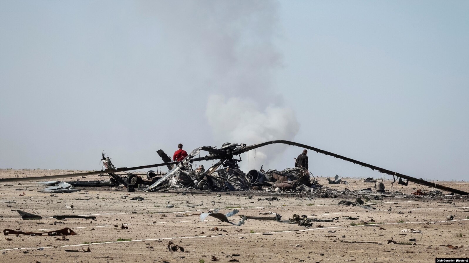 Залишки знищеного російського гелікоптера на аеродромі в Гостомелі на Київщині