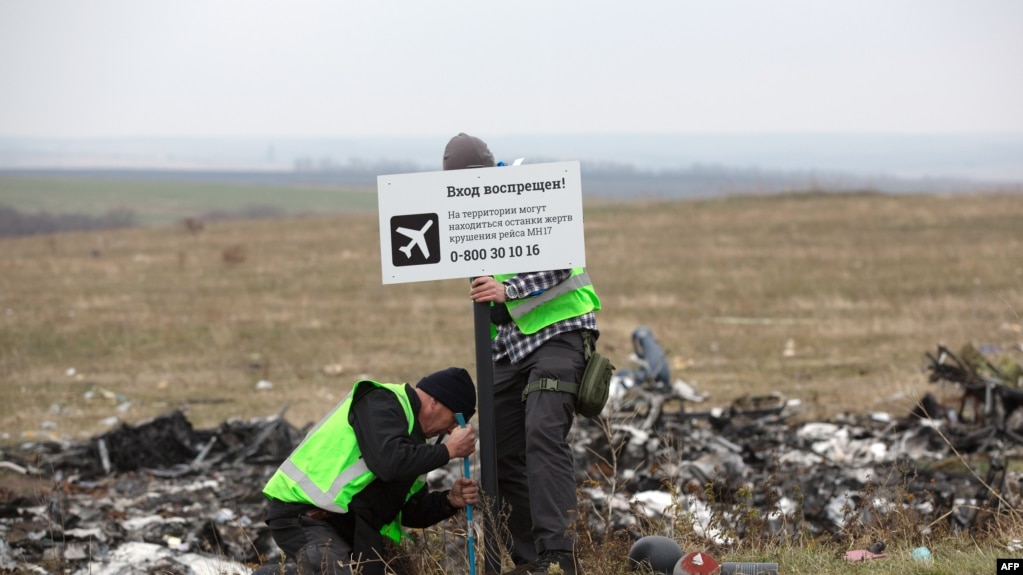 Представители следствия на месте крушения MH17