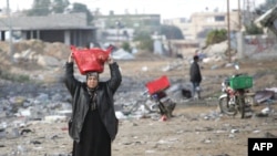 خانواده فلسطینی در حال فرار از منطقه جنگی در نوار غزه. (عکس:Afp)