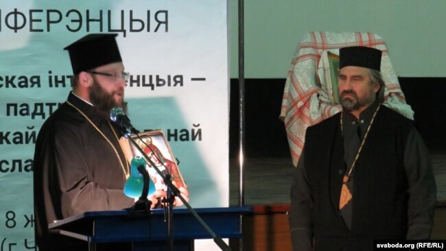 Прадстаўнік Чарнігаўскай япархіі Праваслаўнай царквы Ўкраіны вітае архіяпіскапа Логіна перад пачаткам канфэрэнцыі ў Чарнігаве. 17 жніўня 2019 году.