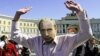 Чоловік у Петербурзі в масці президента Росії Володимира Путіна (архівне фото)