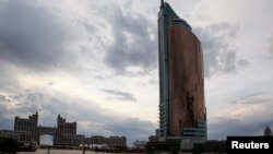 Площадь в Астане с видом на офис нефтегазовой компании "КазМунайГаз". 