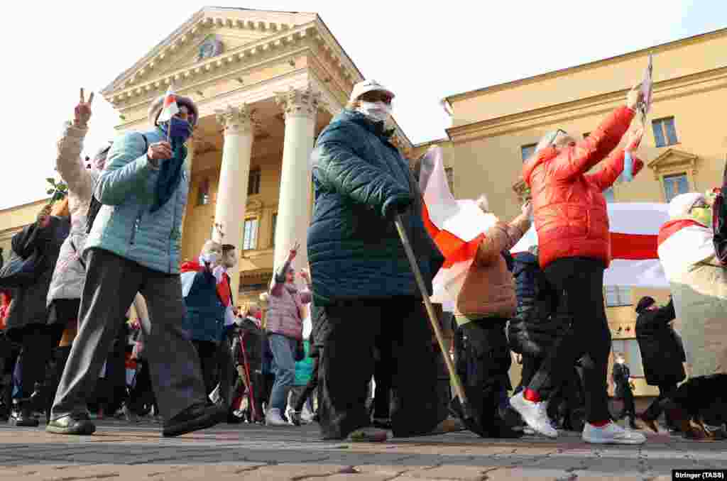 Участники марша проходят возле здания КГБ
