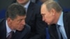 ფოტო არქივიდან. დმიტრი კოზაკი(მარცხნივ) და ვლადიმირ პუტინი 