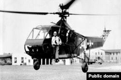 Ігар Сікорскі на першым сэрыйным гелікоптэры R-4