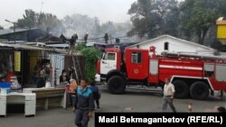 Алматыдағы базарлардың бірінен шыққан өртті сөндіріп жатқан төтенше жағдай қызметкерлері. 15 қыркүйек 2014 жыл (Көрнекі сурет).