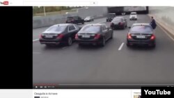 Астанадағы "жол қозғалысы ережесін бұзды" деп сипатталған той көліктері кортежі жайлы видео скриншоты. 