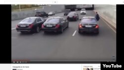 Астанадағы "жол қозғалысы ережесін бұзды" деп сипатталған той көліктері кортежі жайлы видео скриншоты.