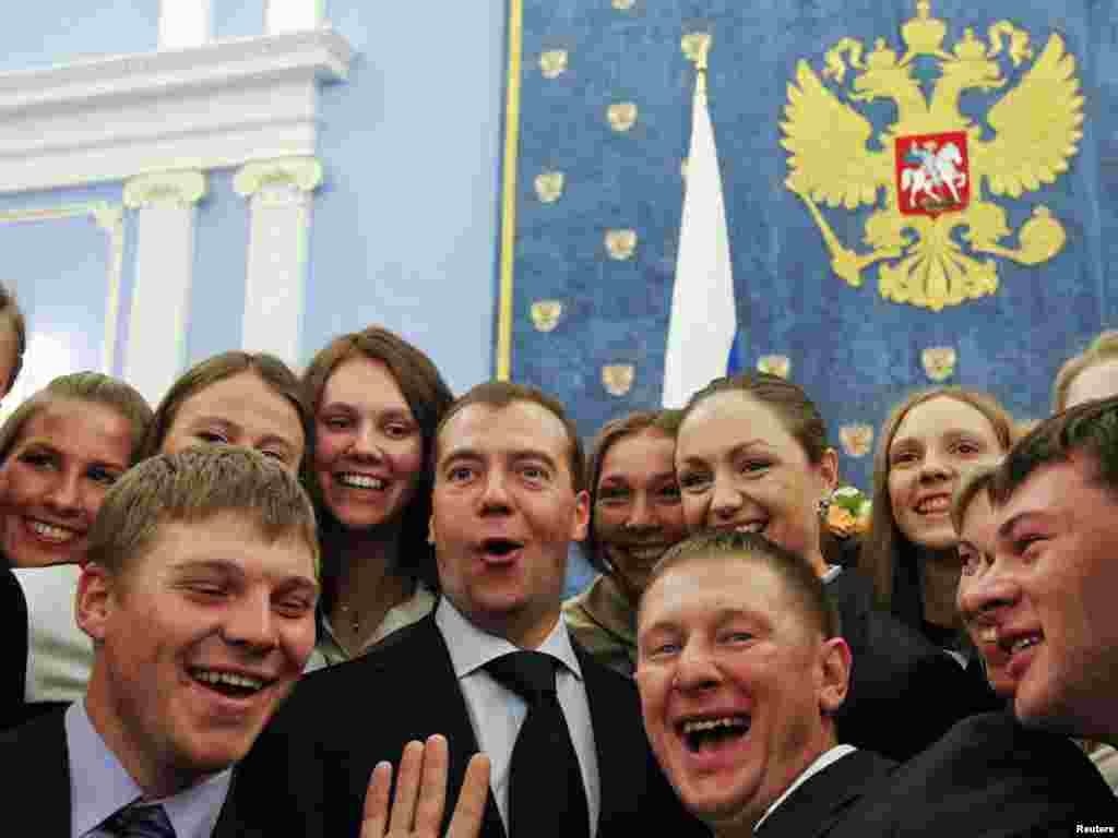 Rusija - Predsjednik Medvedev u neformalnom druženju sa članovima tima sinhroniziranog plivanja, na dodjeli nagrada u predsjedničkoj rezidenciji Gorki, 22.11.2011. Foto: Reuters /Denis Sinyakov