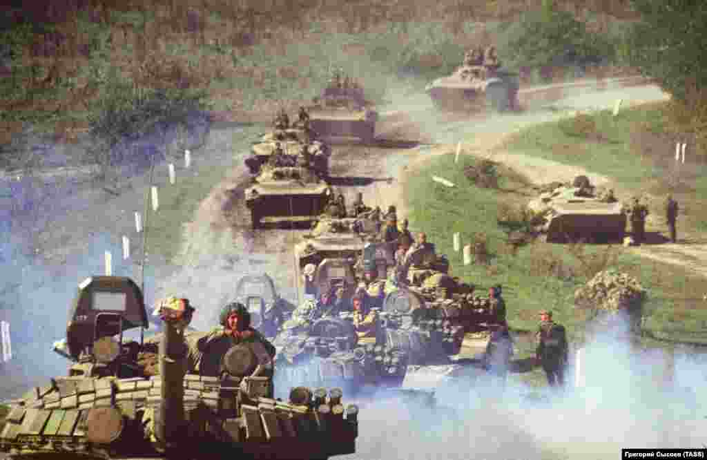 1 жовтня 1999 року Путін наказав почати сухопутний наступ на Чечню. На фото: російські війська на марші, 2 жовтня 1999 року
