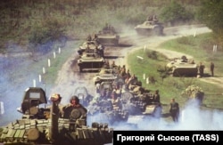 1 жовтня 1999 року Путін наказав почати сухопутний наступ на Чечню. На фото: російські війська на марші, 2 жовтня 1999 року