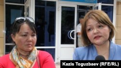 Адвокат Айман Умарова (справа) и ее подзащитная житель Алматы Гульмира Саутова — фигурант судебного процесса «о продаже младенцев». Алматы, 22 июня 2016 года. 