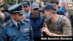 Armenia -- Opposition leader Nikol Pashinyan talks to Valeri Osipian during a rally in Yerevan, April 29, 2018.