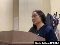 Задержанная на мирной акции в столице 1 мая Бибигуль Туякова в административном суде по ее делу. Нур-Султан, 2 мая 2019 года.
