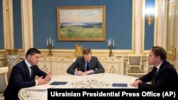 Зустріч президента України Володимира Зеленського (л) та єврокомісара Олівера Варгеї, Київ, 12 лютого 2020 року