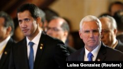 Mike Pence (sağda) və Juan Guaido