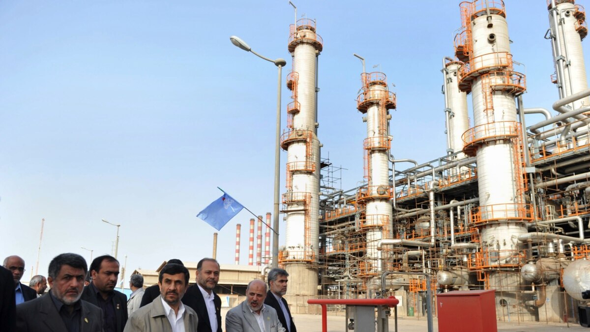 Fire At Iranian Oil Refinery Kills One, Injures 18