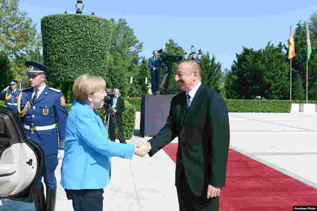 Angela Merkel Bakıda 
