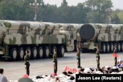 Makinat ushtarake bartin raketat balistike interkontinentale DF-31AG gjatë paradës në Pekin.
