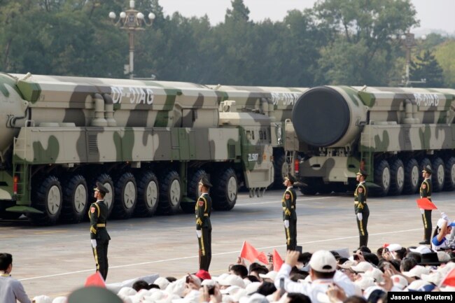 Makinat ushtarake bartin raketat balistike interkontinentale DF-31AG gjatë paradës në Pekin.