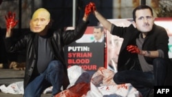 ABŞ. New York. Aktyorlar Suriya prezidenti Bashar al-Assad və Rusiyanın baş naziri Vladimir Putininin maskalarını taxaraq Suriyada baş verənlərə etiraz ediblər
