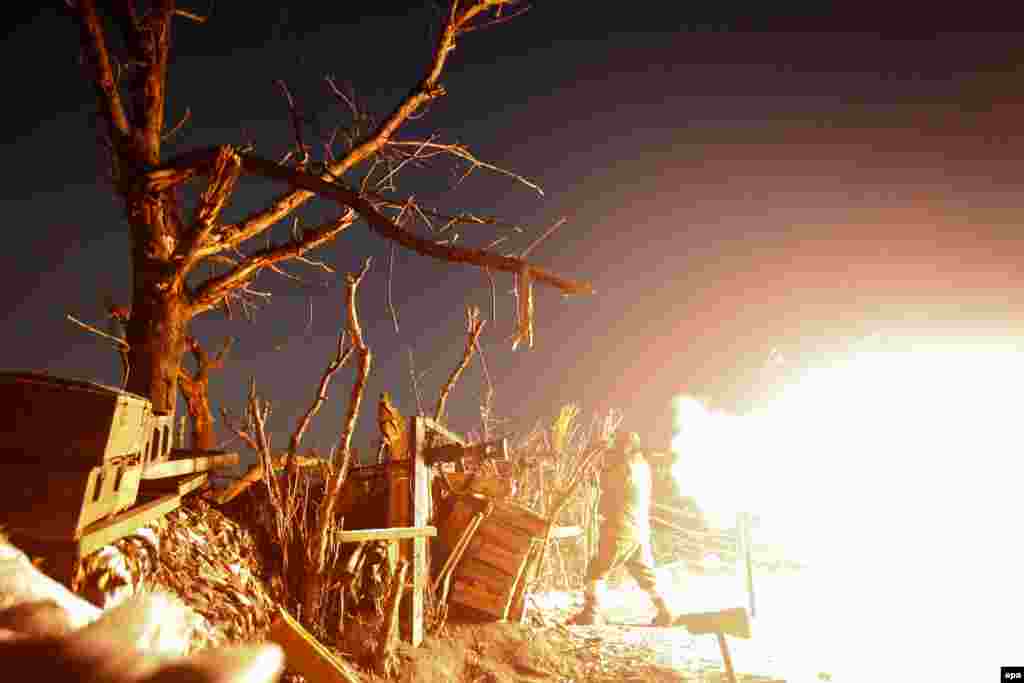 Український вояк стріляє з гранатомету під час нічного бою з бойовиками угруповання &laquo;ДНР&raquo; в авдіївській промзоні. Авдіївка, Донецька область, 22 листопада 2016 року