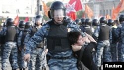 Полиция шерушіні әкетіп барады. Мәскеу, Болотный алаңы, 6 мамыр 2012 жыл. 