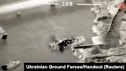 Кадр із відео удару українським БПЛА «Байрактар» по російському десантному катеру типу «Серна» біля острова Зміїний. Відео оприлюднили 7 травня 2022 року