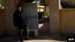Сотрудник полиции Ирака у входа в мечеть. Иллюстративное фото