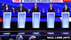 Kamala Harris, Bernie Sanders, Joe Biden, Elizabeth Warren și Pete Buttigieg (de la stânga la dreapta), în timpul dezbaterilor democrate din 15 octombrie 2019