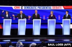 Joe Biden (k) és a demokraták elnökjelöltségére pályázó többi politikus vita közben.