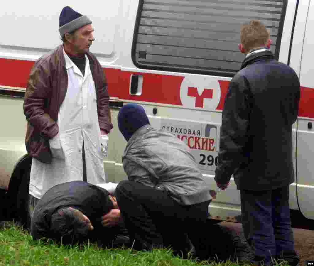 26 октября, на четвертый день кризиса, спецназ предпринял штурм театра. Врачи помогают заложнику, раненому в ходе рейда.