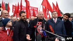 Jeff Monson (centru) la un miting comunist în Piața Roșie, de ziua liderului bolșevic Vladimir Lenin, aprilie 2016