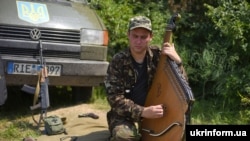 Украинский солдат играет на бандуре. Иллюстративное фото