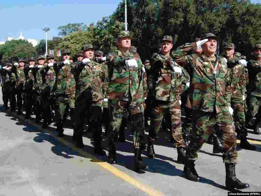 10 veterani ai razboiului de pe Nistru, in fruntea coloanei ce a deschis parada militara