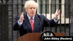 Британский премьер Борис Джонсон выступает перед журналистами, Даунинг стрит, Лондон, 27 апреля 2020