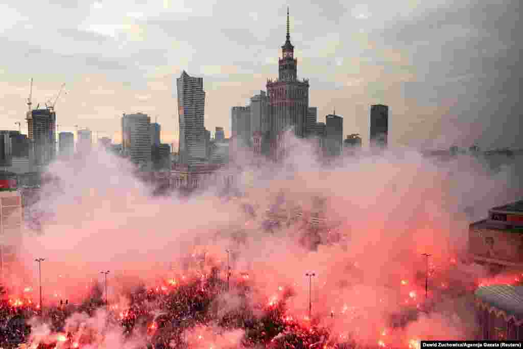 People burn flares during a march marking Poland&#39;s National Independence Day in Warsaw on November 11. (Reuters/Dawid Zuchowicz)