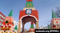 Падарункі ад гарадоў-пабрацімаў. На вежах бутафорскага Маскоўскага крамля дадзеныя герб Магілёва і афіцыйны герб Беларусі