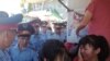 При сносе киосков у рынка в Шымкенте задержано несколько человек