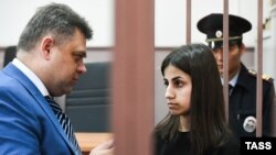 Ангелина Хачатурян говорит с адвокатом