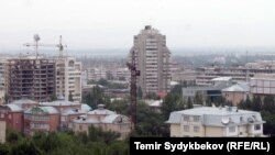 Строящиеся объекты в Бишкеке, столице Кыргызстана.