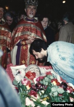 А. Генис на похоронах В. Ерофеева