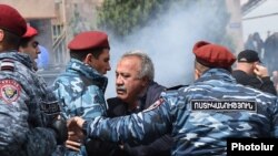 Erevan: poliția îl reține pe deputatul opoziției Sasun Mikelian, 22 aprilie 2018