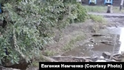 Дорога в городе Нижнеудинске в Иркутской области после наводнения