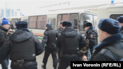 Ресей полициясы белсенділерді ұстап жатыр. Чистые пруды, Мәскеу, 14 қаңтар 2017 жыл.